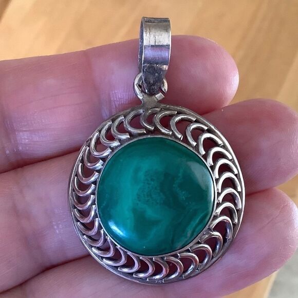 NWOT STERLING SILVER 925 GREEN TURQUOISE ROUND PENDANT - Picture 9 of 10
